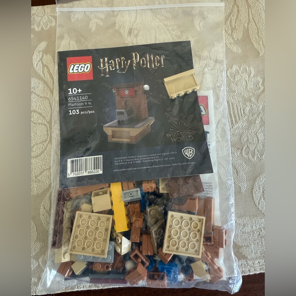 NEW Harry Potter Legos Set Barnes & Noble Exclusive Platform 9 3/4 Collectible